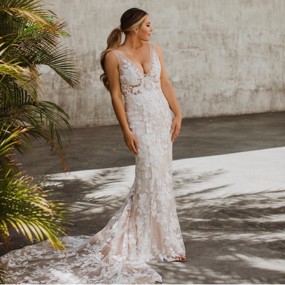 Made with love bridal "Stevie" dress.
This style is discontinued. Size 6.